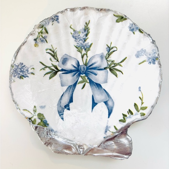 Handcrafted shell ring dish with blue bow decoupage design - Picture 2 of 5